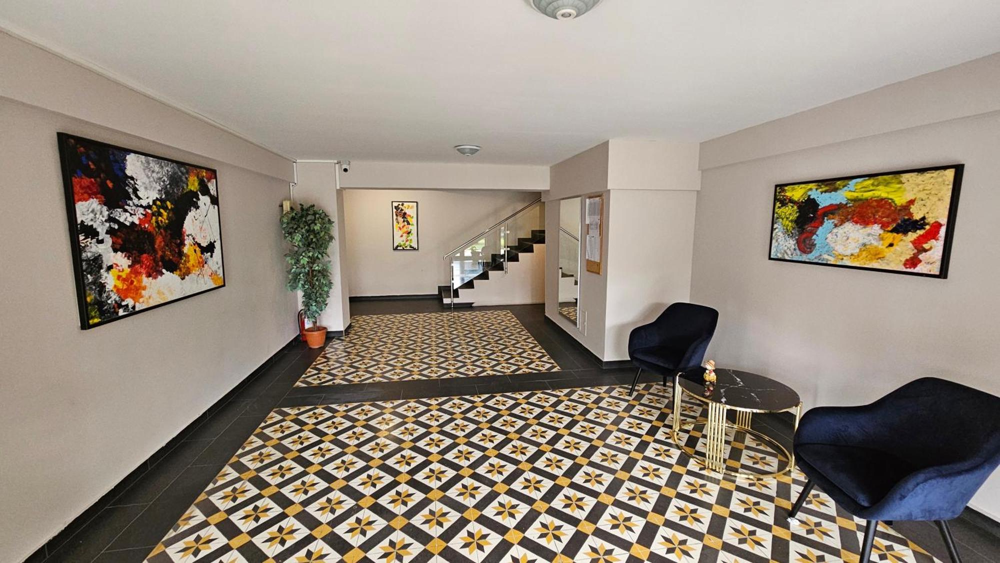 Airport Apartment *