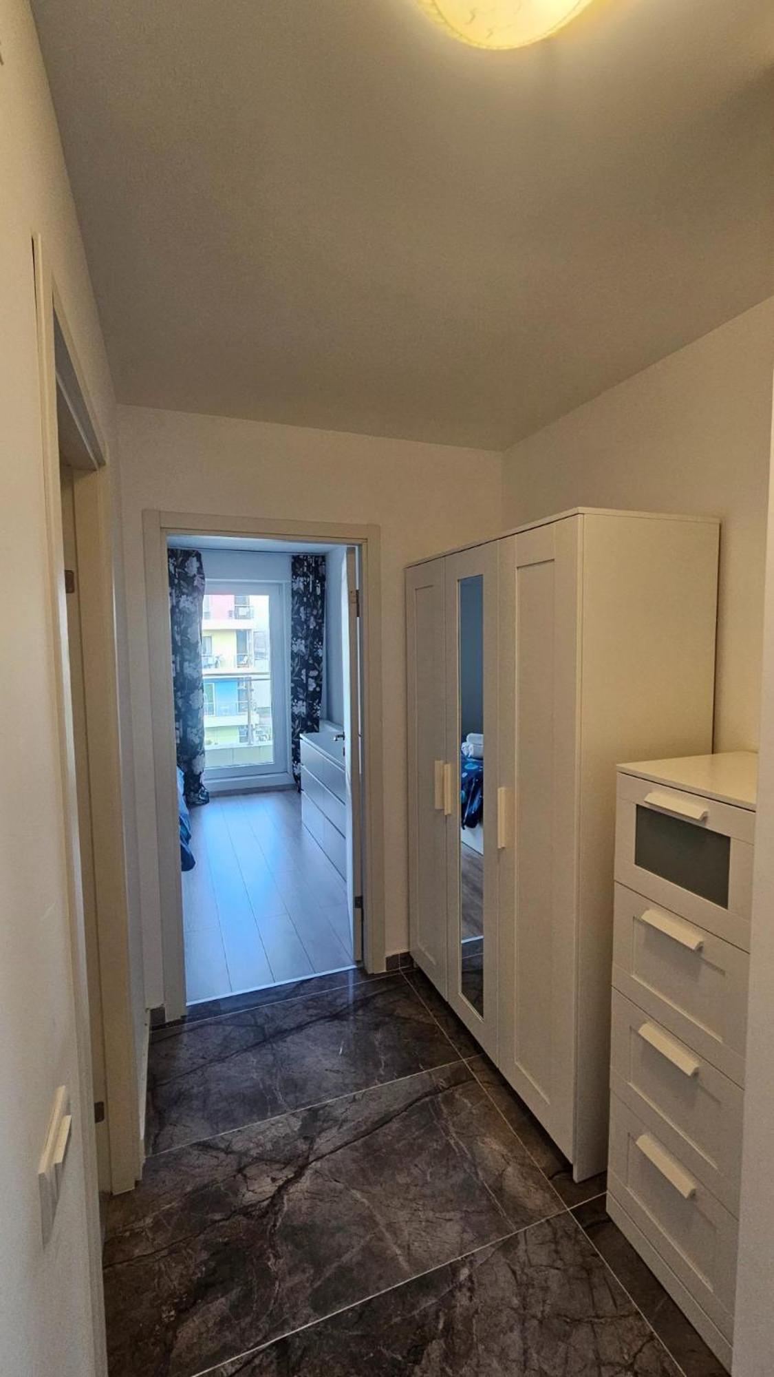 Airport Apartment *