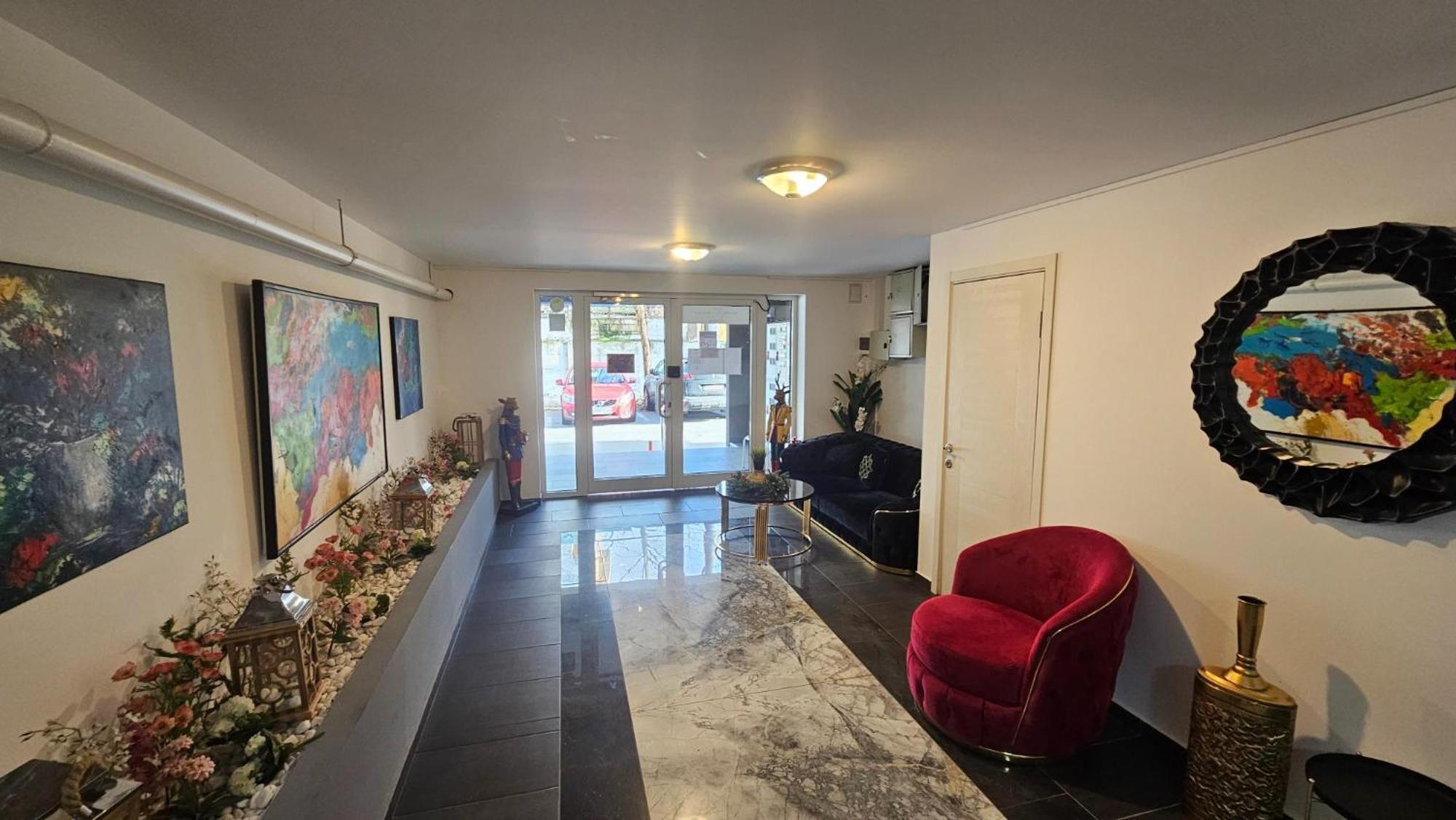 Airport Apartment *