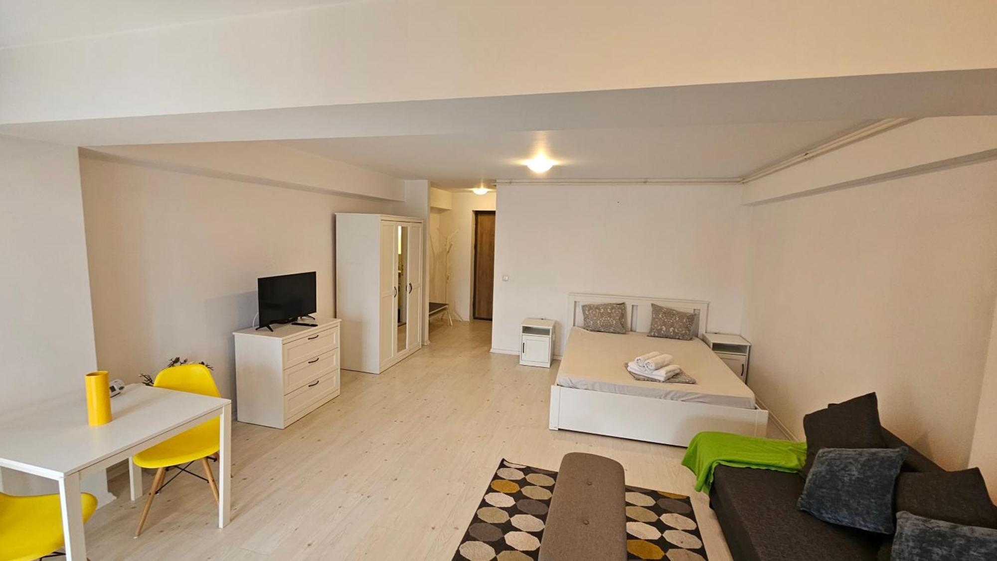 Airport Apartment *